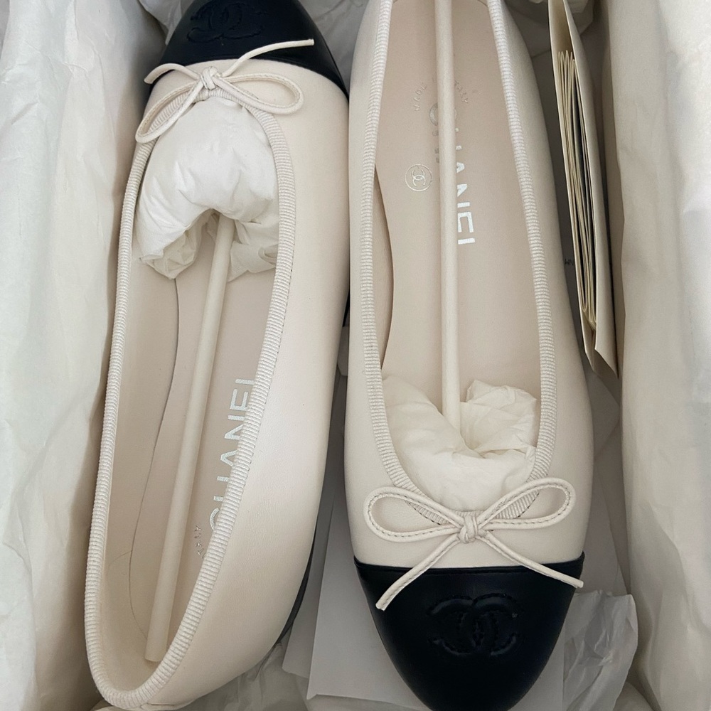 NEW Chanel white and black ballet flats. Size 36.5.